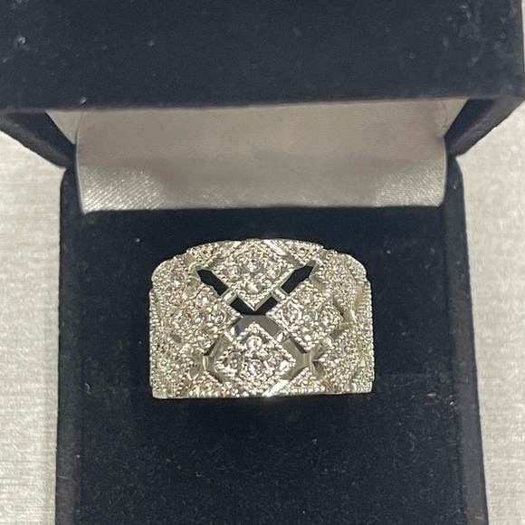 Ladies Fashion Ring - Picture 1 of 3